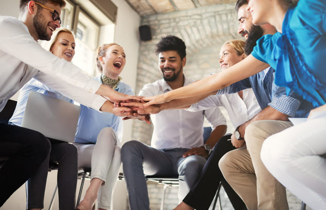 equipo creativo en oficina fomentando colaboracion y motivacion empresarial borbolet valencia