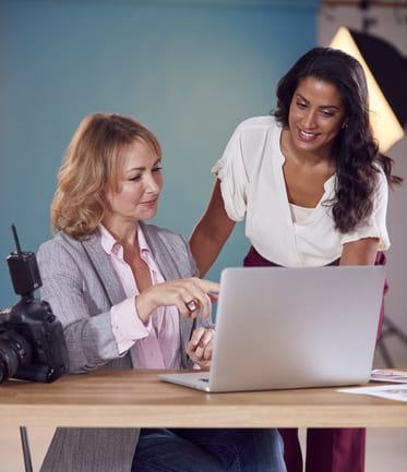 fotografia de mujer con cliente y portatil